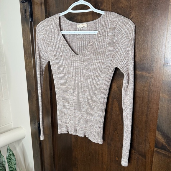 Ambiance Ribbed Knit Vneck Top in tan/ cream rayon size M sweater long sleeve - Picture 1 of 4